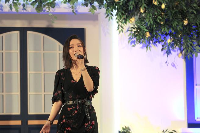 阎奕格身穿英国东伦敦时尚品牌AllSaints秋冬新款Safiya印花长洋装，出席今（26日）于微风信义举行的「信义之夜」。（石欣蒨摄）