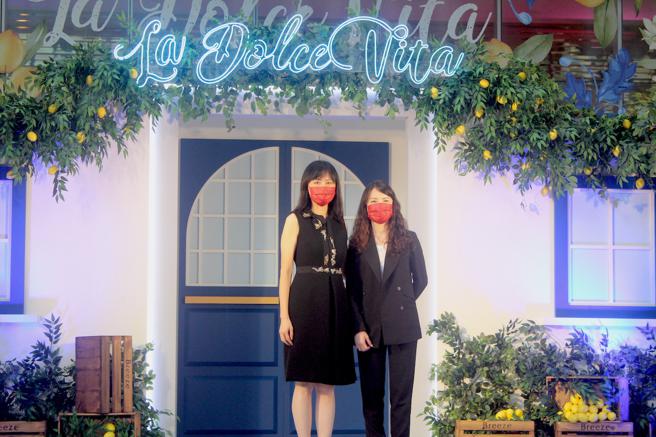 微风今（26日）于微风信义举行「信义之夜」，今年以「La Dolce Vita沁夏甜蜜之旅」为主题，由百货事业处蔡碧芳副总经理、微风信义吕沛缇店长率先为派对揭幕。（石欣蒨摄）