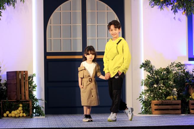 微风旗下可爱的伊莱&伊菲，分别都穿上了FENDI的服饰，为babyMADISON走童装秀。（石欣蒨摄）
