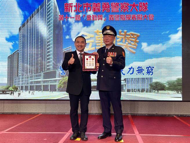 新北市長侯友宜出席金勤獎表揚義警楷模，感謝義警為治安的犧牲奉獻。（呂健豪攝）