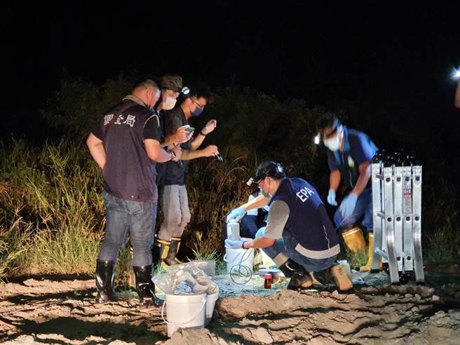 纮鼎公司开发工程有限公司，未经核准私设管线长期排放含有重金属之废污水至台61线沿岸水道、堆置废弃土石方，沈姓负责人遭桃园地检署声押获准。（检方提供）