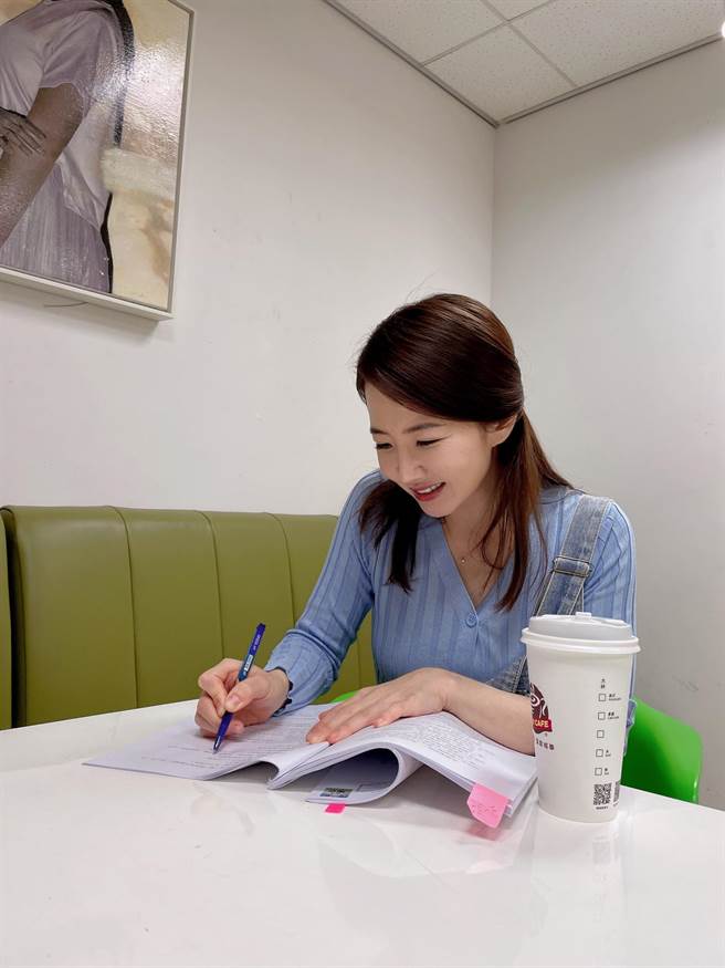 谢忻第一次进棚拍8点檔很紧张。（民视提供）