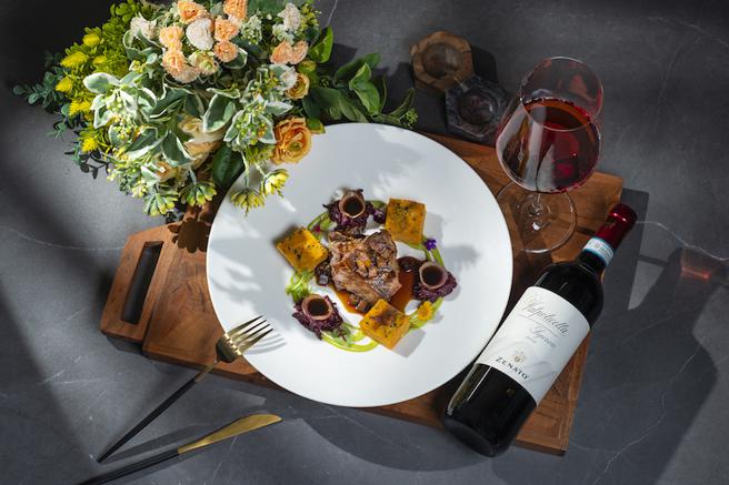 台北远东香格里拉马可波罗餐厅今（26日）起推出限时3天的「义飨双厨」飨宴；图为主菜选项之一的「炭烤西班牙伊比利猪上盖」。（台北远东香格里拉提供）