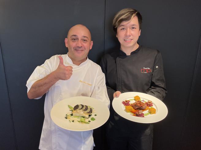 台南远东香格里拉义籍行政总主厨Omar Ugoletti（图左）及台北远东香格里拉马可波罗义大利餐厅主厨徐维志（图右），连袂打造「义飨‧双厨」义式酒肴晚宴。（何书青摄）