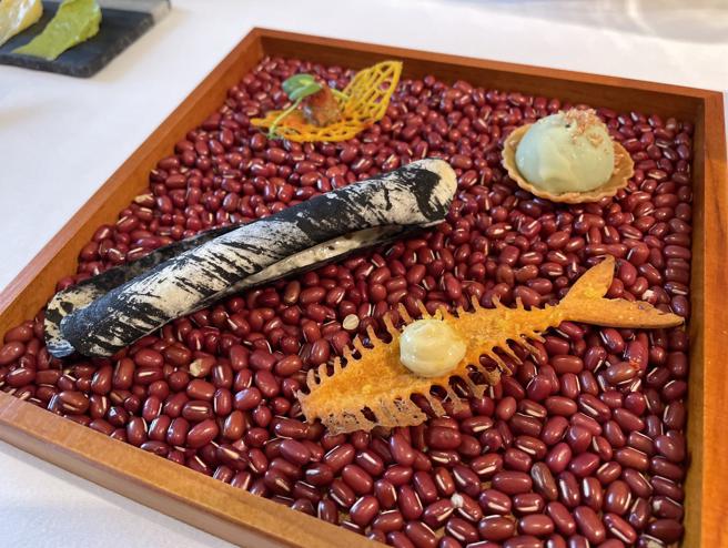 欧玛主厨为「义飨．双厨」飨宴带来令人惊喜的开胃小品。（何书青摄）