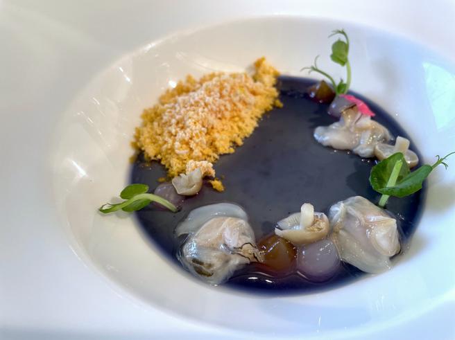 欧玛主厨的前菜「鸭肝冻糕」，带出山海的意象及好滋味。（何书青摄）