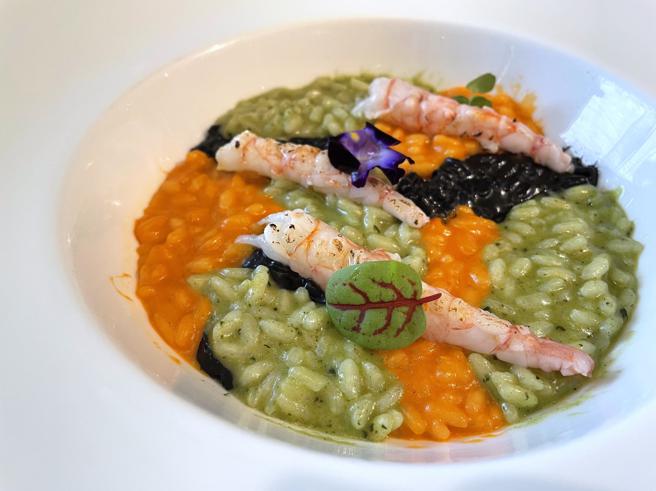 徐维志主厨的「甜虾迷彩炖饭」，让饕客一次品尝墨鱼、番茄、罗勒3款义式经典风味的香浓炖饭。（何书青摄）