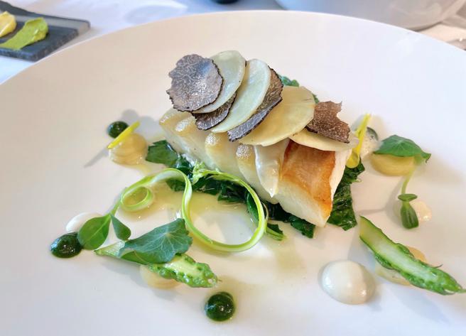 欧玛主厨设计的主菜「香煎鳕鱼」，鳕鱼上悉心以夏季松露与防风草黑白堆迭，整道料理配菜使口感层次更为丰富迷人。（何书青摄）