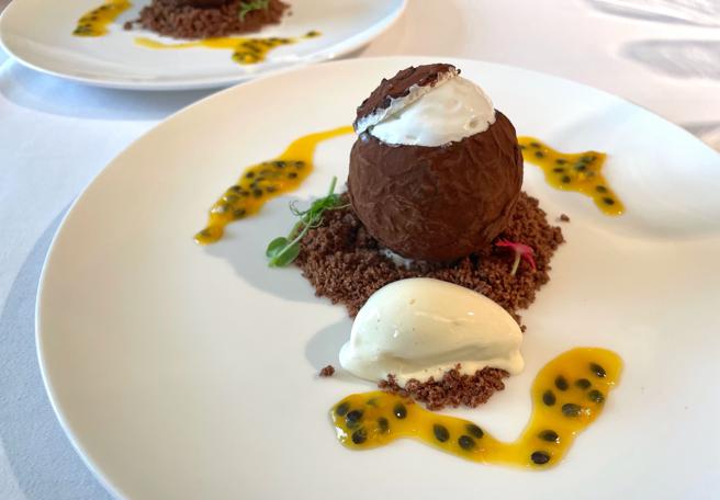 欧玛主厨的「椰冻可可球」，将童年记忆里的巧克力球，制成南台湾常见的椰子般，增添食趣。（何书青摄）