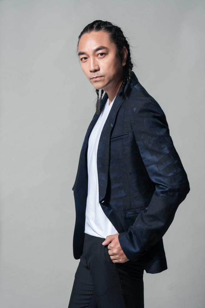 严孝铭表示时尚业虽不看出身，不过自己的原住民身份在执行专案时，可以更有说服力。（摄影/石智中、服装/Salvatore Ferragamo、妆髮/吕任犀）