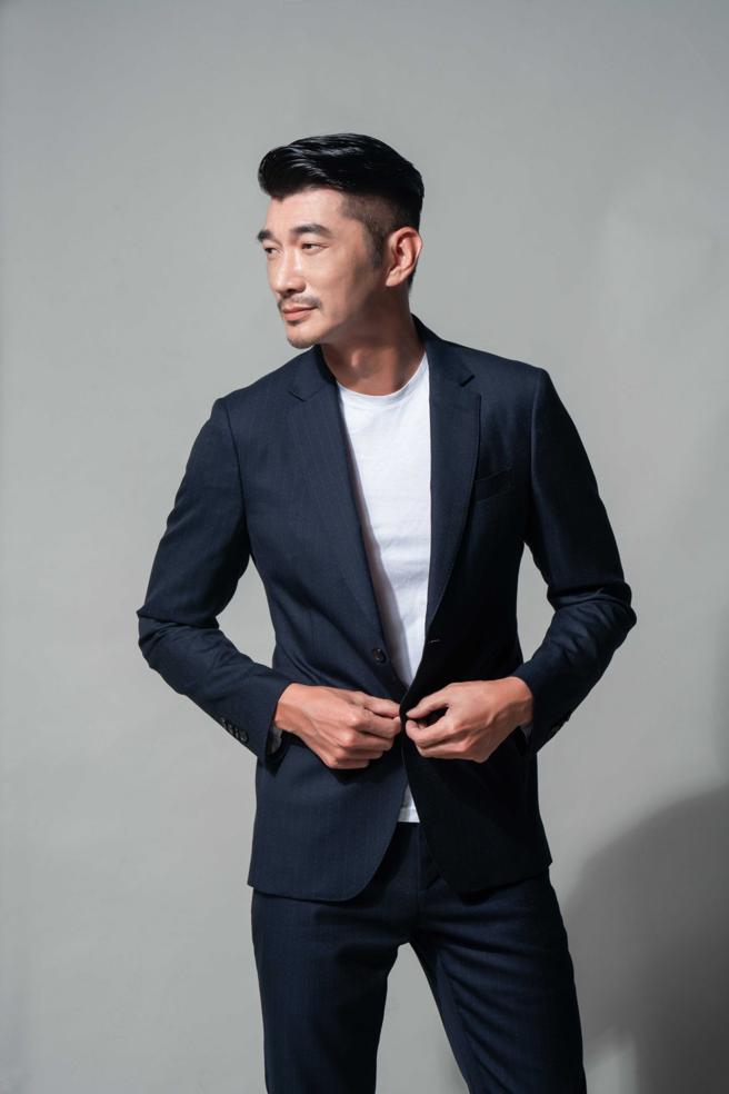 俞凡鏮认为担任秀导必须要有足够的经歷，在辅导模特儿时才能更有说服力。（摄影/石智中、服装/Salvatore Ferragamo、妆髮/吕任犀）