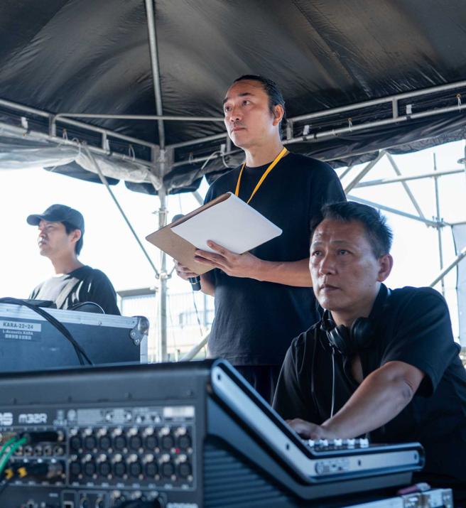 严孝铭在2022矿山艺术季 鎏金时尚夜的工作侧拍。（吴松翰摄）