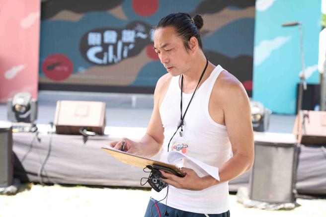 严孝铭在「很会说我们·cihli」原住民族纪念日创意队呼竞赛的工作侧拍。（伊林提供）