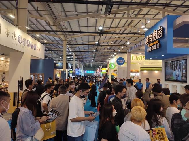 「2022台湾连锁加盟创业大展-台中展」26日登场，吸引大批民眾前往参观。（读者提供／张妍溱台中传真）