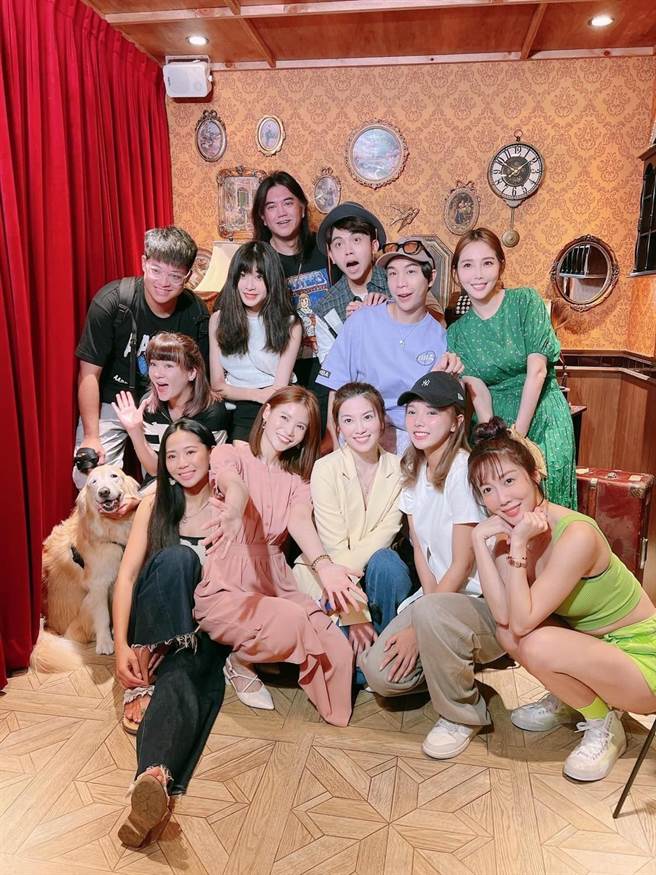 制作人B2（陈彦铭）与友人的饮料店在内湖开分店，眾星今出席剪彩仪式。（泰坦星提供）