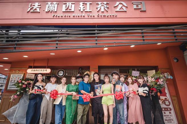 制作人B2（陈彦铭）与友人的饮料店在内湖开分店，眾星今出席剪彩仪式。（泰坦星提供）