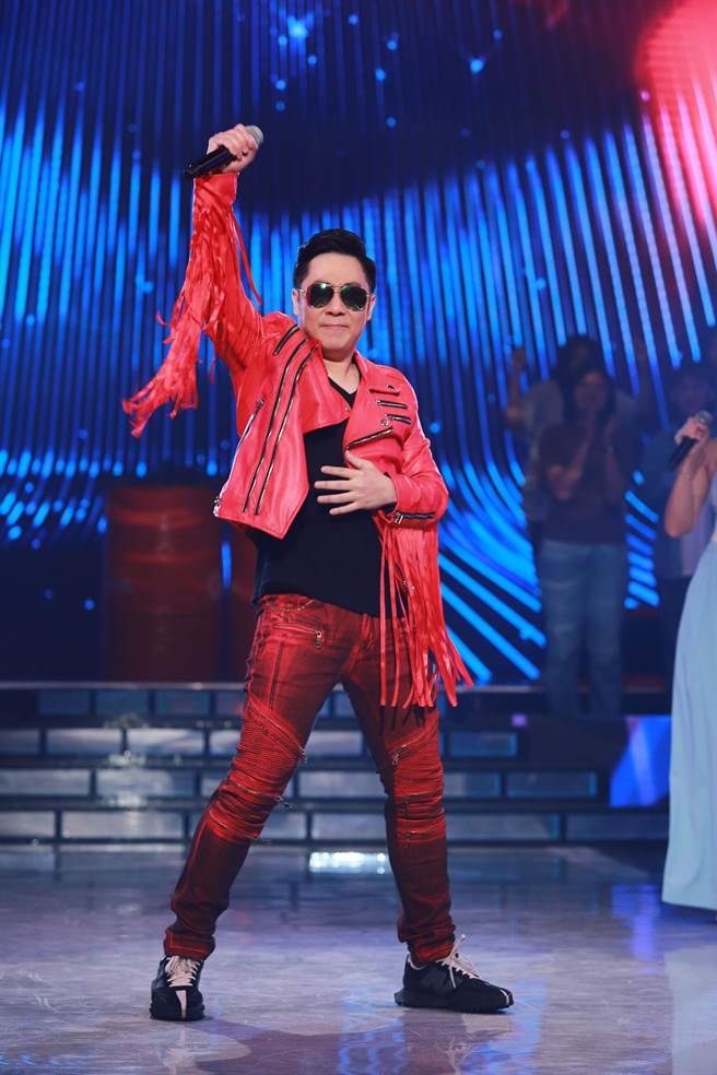 艾成生前在《最强综艺秀》中热力唱跳，竟成为人生最后一场模仿秀。（民视提供）