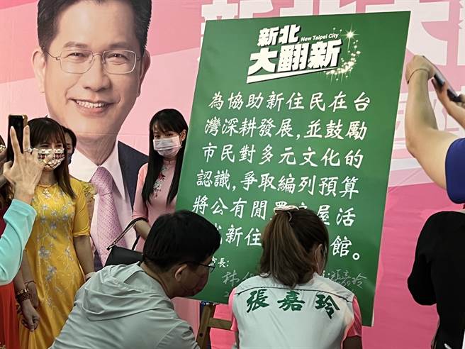 林佳龙、张嘉玲签下承诺书。（李奇叡摄）