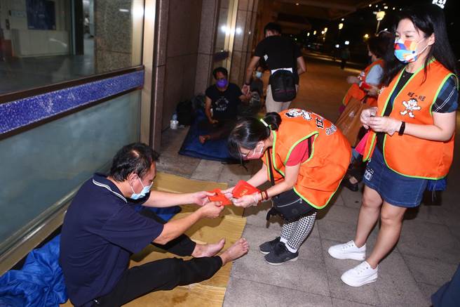 仕招社會福利慈善事業基金會關懷遊民活動，26日晚間到台北火車站發放中秋節慰問金，送暖做愛心。（鄧博仁攝）