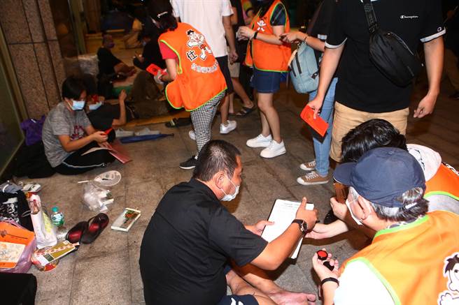 仕招社會福利慈善事業基金會關懷遊民活動，26日晚間到台北火車站發放中秋節慰問金，讓街友好過節。（鄧博仁攝）