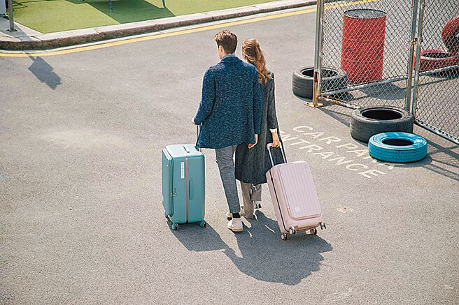 CROWN Boxy系列新品，大玩夏季顏色美学。图／业者提供