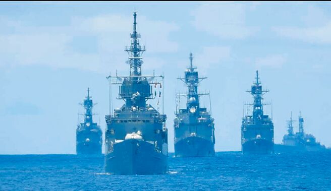 蘭陽軍艦及紀德級軍艦同框操演（取自中華民國海軍艦隊臉書專頁）