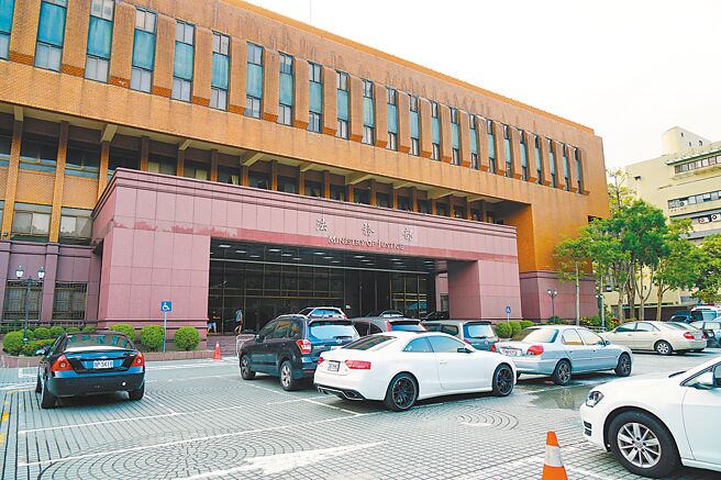 法务部（见图）决定监所人犯脱逃须在2小时内通报地检署，另拟修法不准暴力犯去外役监。（本报资料照片）