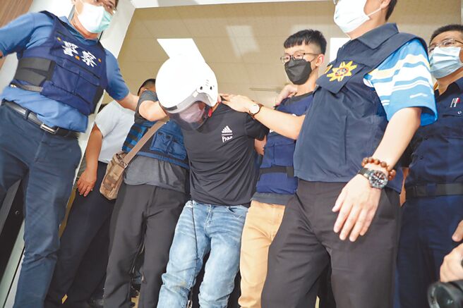 台南殺警凶嫌林信吾（圖中戴安全帽者）辯稱喝酒後沒辦法控制，才犯下殺警案。（本報資料照片）