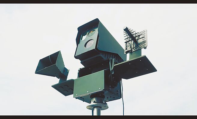 中國大陸頻以無人機侵擾我離島，國防部表示，明年獲裝無人機防禦系統後，優先配賦外島防區運用。圖為中科院自行研發無人機防禦系統，可使用電偵方式，偵測闖入的空拍機位置。（摘自中科院）