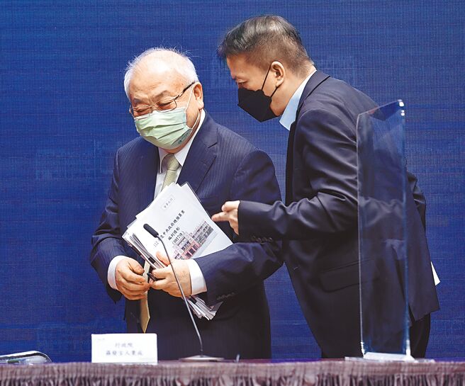 行政院会25日通过明年「中央政府总预算案暨前瞻第4期特别预算案」，其中并未编列军公教调薪的预算。左为主计长朱泽民，右为国发会副主委由施克和。（陈信翰摄）