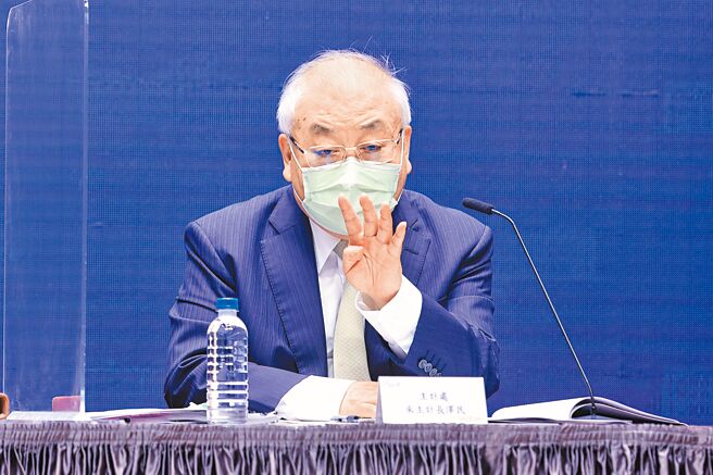 针对国防预算整体达到5863亿元，主计长朱泽民（中）在会后记者会中表示，的确是因两岸情势、大陆军演等问题，使明年度国防经费大幅增加。（陈信翰摄）