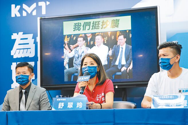 国民党桃园市议员舒翠玲（中）、新竹市议员参选人吴旭丰（右）、何志勇（左）25日召开记者会，指前新竹市长林智坚的硕士学位双双遭台大、中华大学撤销，要求蔡英文、郑文灿、郑运鹏等当初力挺他的人出面向全民道歉。（黄世麒摄）