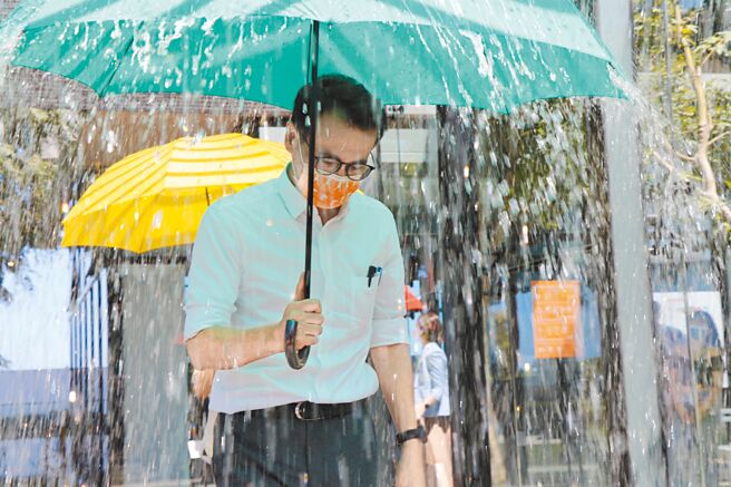 民进党桃园市长参选人郑运鹏，25日针对前新竹市长林智坚论文案表示，林是在最大压力下，选择厚道方式自行承受，尊重对方的选择。（蔡明亘摄）