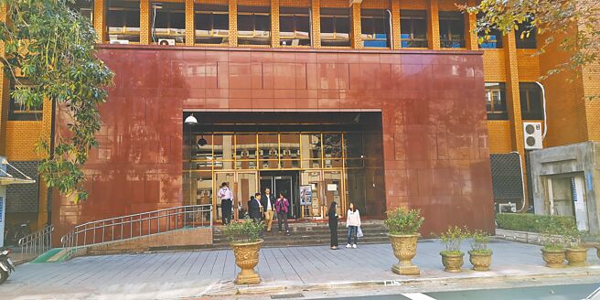 晟德大药厂董事长林荣锦被控掏空前东家「台湾东洋药品工业」公司，东洋公司对林荣锦等人提告民事求偿57亿元，台北地方法院昨传唤东洋前员工作证。（本报资料照片）