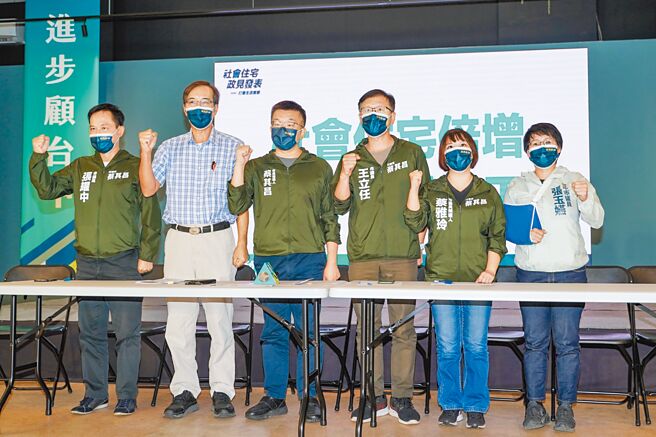 民进党台中市长蔡其昌（左三）在党籍民代陪同下，推出第二波社宅政见。（蔡其昌团队提供／林欣仪台中传真）