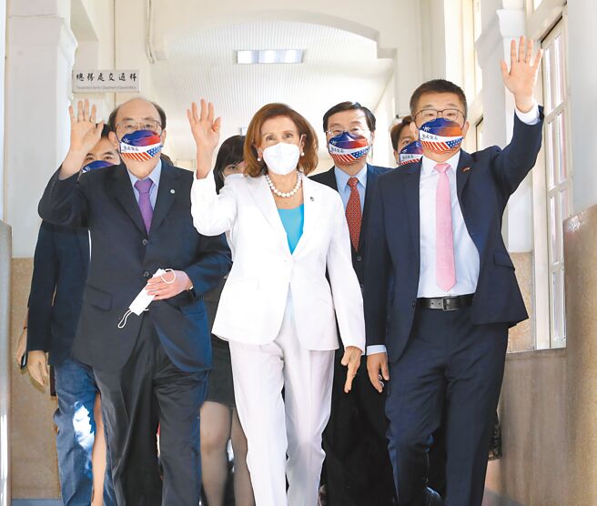 美国联邦眾议院议长裴洛西访台后，大陆对台美进行一系列反制行动，引发国际关注。新华社特别在题为〈裴洛西『窜台』的若干事实〉文中，以列点方式逐一向国际澄清「11点事实」。图为裴洛西3日拜会立法院。（刘宗龙摄）