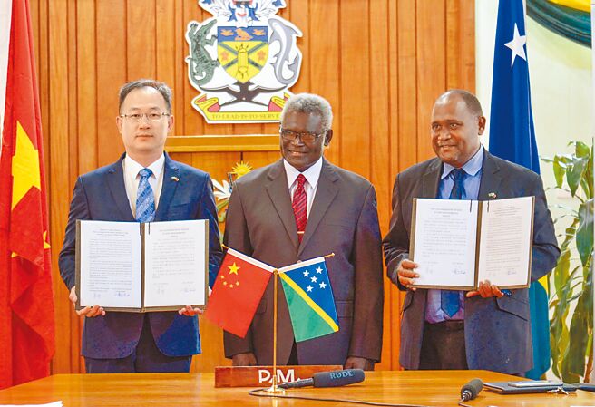 中国外交部副部长谢锋强调中方反制裴洛西访台不仅是在维护自身合法权益，也是在维护国际社会，特别是广大开发中国家的共同权益。资料图为中国援助新冠疫苗抵达所罗门群岛，举行疫苗交接仪式。（新华社／中国驻所罗门群岛使馆提供）