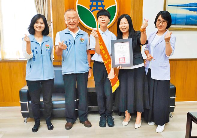 苗栗县公馆国中毕业生詹嘉育（中）获得总统教育奖，县长徐耀昌昨天表扬接见。（李京升摄）