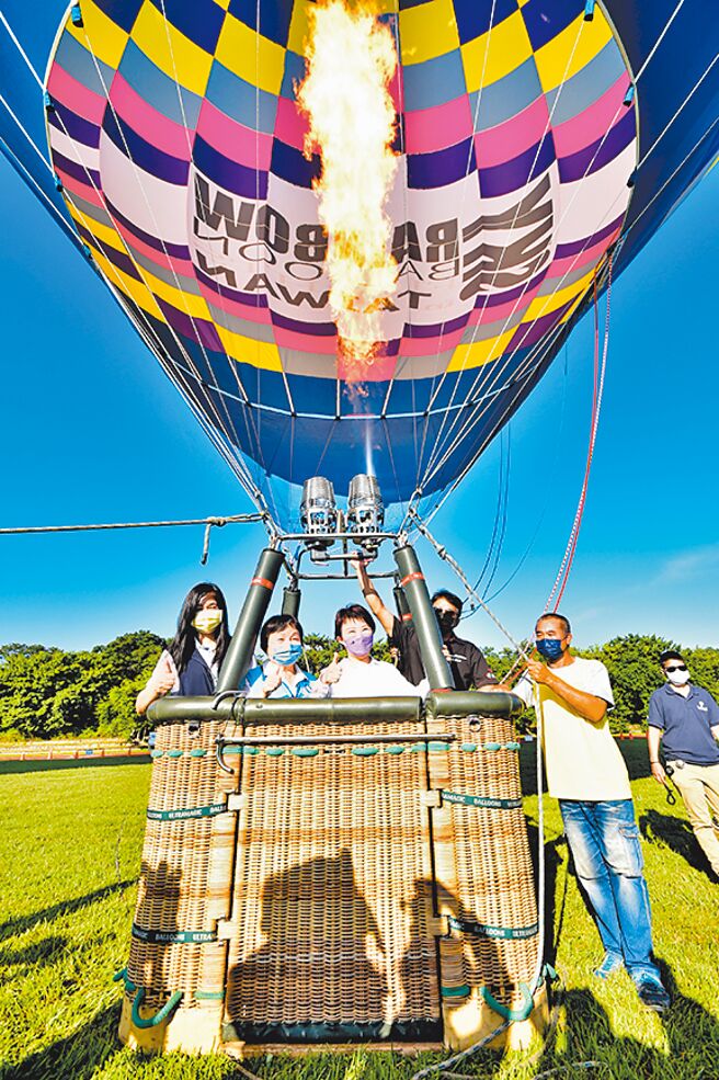 台中市長盧秀燕昨率先體驗搭乘熱氣球升空。（台中市政府提供／陳世宗台中傳真）
