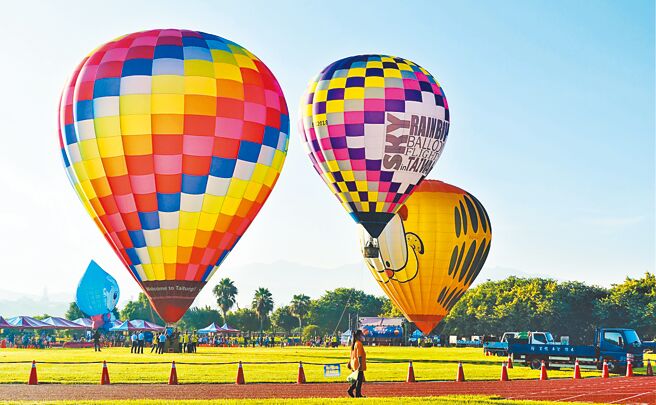 台中市石岡熱氣球嘉年華開跑，將一連舉辦4天，民眾不必跑到台東，就可體驗搭乘熱氣球升空樂趣。（陳世宗攝）