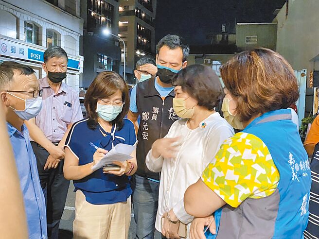 嘉义市西区24日有大范围地区自来水水质异常，市长黄敏惠（右二）当时到现场了解状况。（嘉义市政府提供／廖素慧嘉市传真）