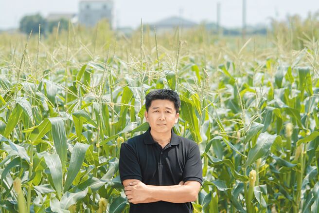 嘉义县义竹乡中平社区理事长谢胜麒将合作社5％公益基金回馈社区，带动青年回乡，获「农村领航奖」殊荣。（嘉义县政府提供／吕妍庭嘉义传真）