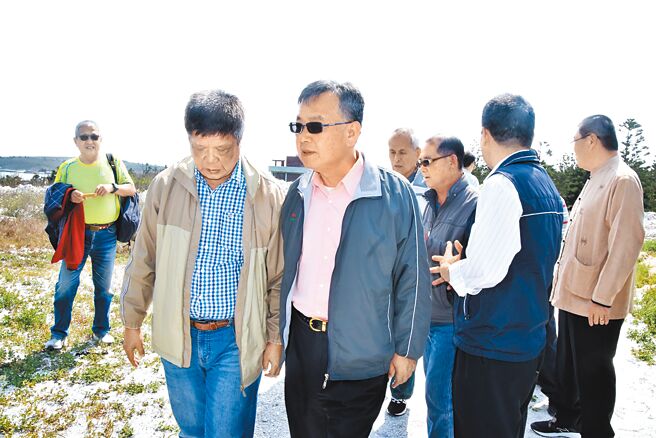 澎湖县长赖峰伟指示县府环保局、农渔局接手处理，并以最快速度去化蚵壳，不容因「马公市政怠惰」损及民眾健康与环境整洁。（张茂雄摄）