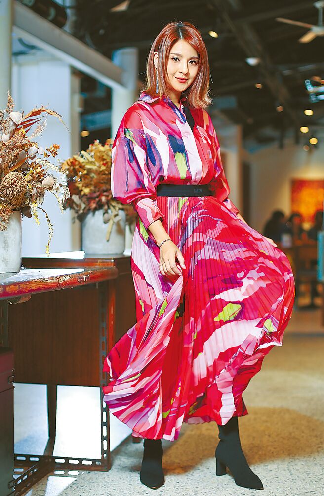 郭靜除了推出EP，也將辦個人演唱會。（陳俊吉攝）（服裝提供：台灣藍鐘 Bluebell Taiwan / MSGM）