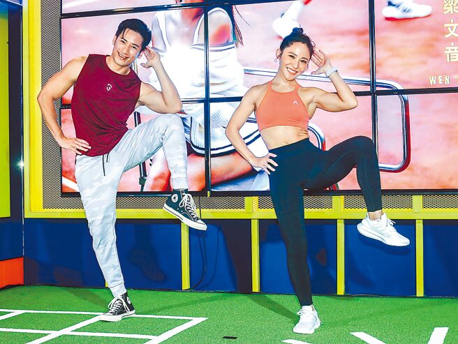梁文音（右）昨邀来周孝安一起示范居家健身运动。（粘耿豪摄）