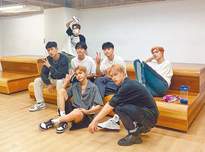 「原子少年」伊林7帅饶高赫（前排左起）、李哲言、江尚儒（中排左起）、林佳辰、黄文廷、金云、陈翊桦（后排）合体，为璀璨之星总决赛表演做准备。（伊林娱乐提供）