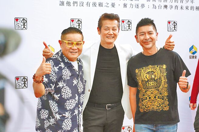 许效舜（左起）、徐乃麟、荒山亮昨出席公益活动。（黑到家公义关怀计画提供）