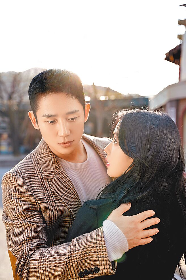 丁海寅（左）与Jisoo主演《雪降花》深受全球观眾喜爱。（Disney+提供）