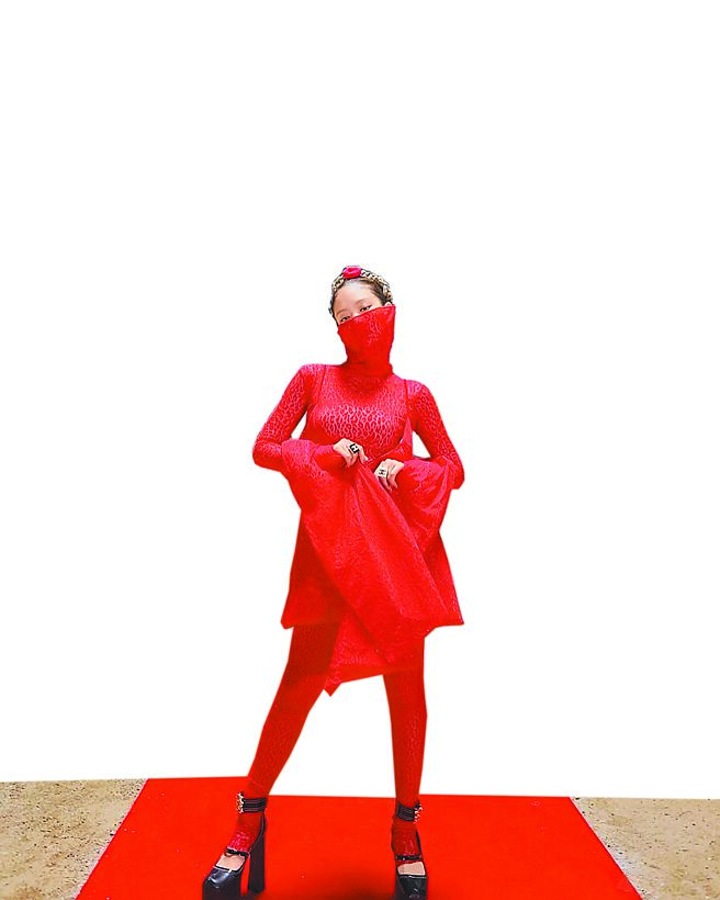 Jennie在MV中頭戴CHANEL紅色山茶花頭飾與品牌戒指。（摘自IG）