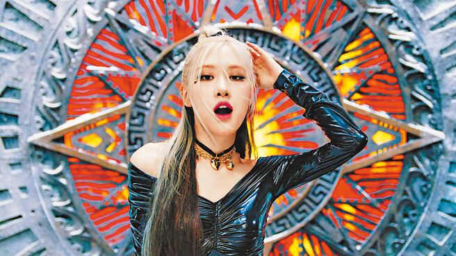 Rose在Blackpink新MV《Pink venom》中佩戴Tiffany珠寶。（摘自YouTube）